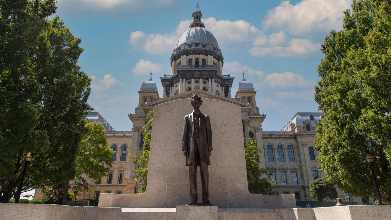 Abraham Lincoln status outside Illinois capitol building, daytime