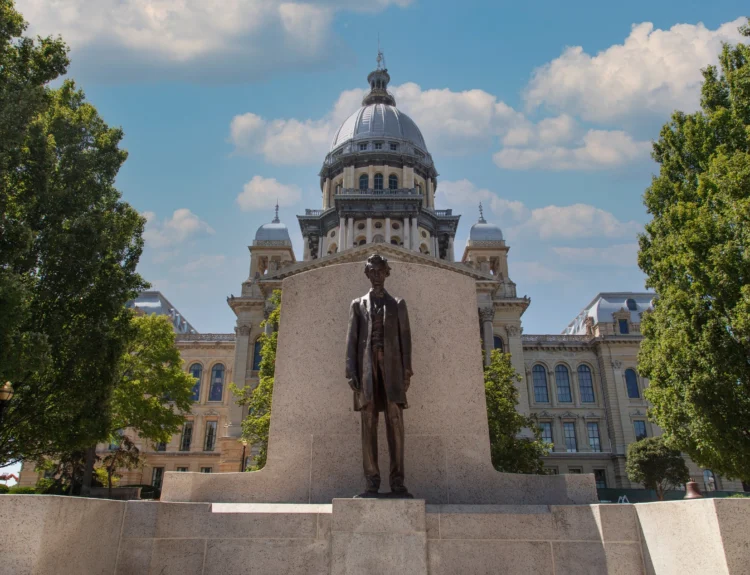 Abraham Lincoln status outside Illinois capitol building, daytime