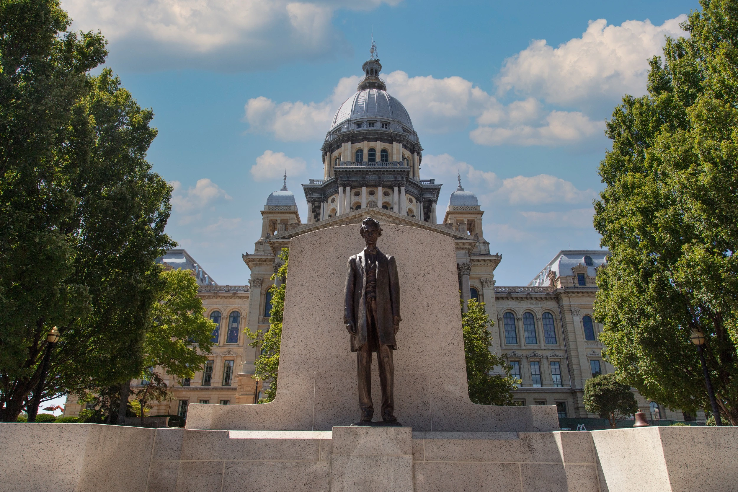 Abraham Lincoln status outside Illinois capitol building, daytime